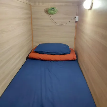 Bricks Backpackers Sleepbox-2